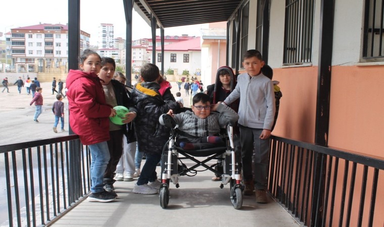 Tekerlekli sandalyeyle okula giden arkadaşlarının en büyük destekçileri oldular