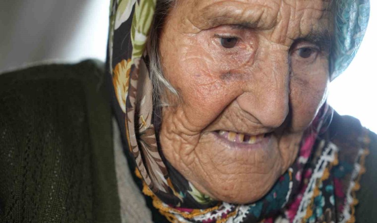 Türkiye’nin en yaşlı insanı 117 yaşındaki Arzu ninenin tek isteği: ”Evime mutfak yapılsın, çay pişireceğim”