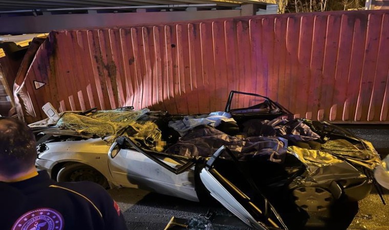 Bakırköy’de facia: Tır otomobilin üzerine devrildi, 4 ölü