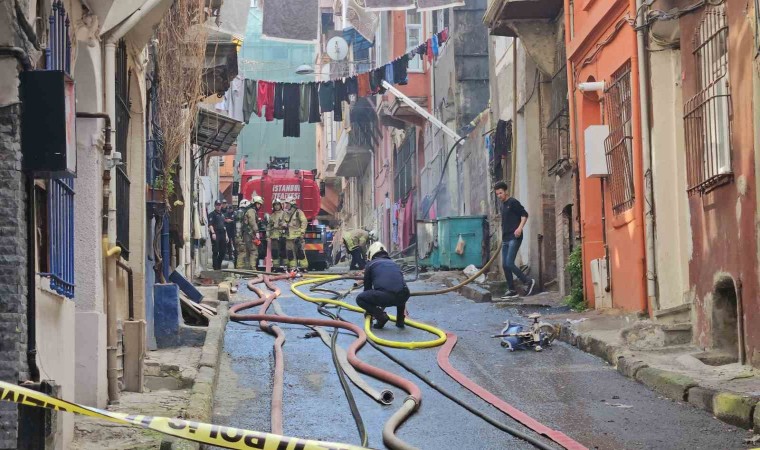 Beyoğlu’nda can pazarı: Binalardan alevler yükseldi, içeride mahsur kalanlar oldu