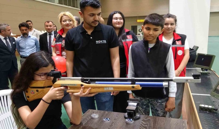 Mersin'de çocuklar ilk defa havalı tüfekle atış yaptı, körling oynadı
