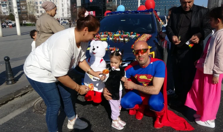 Taksim'de arabasını şekerlemelerle donatan Süpermen kostümlü adam çocukların ilgi odağı oldu 