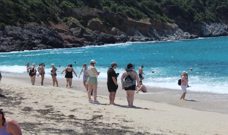 Alanya’da turistler sıcak havanın keyfini sahilde çıkardı