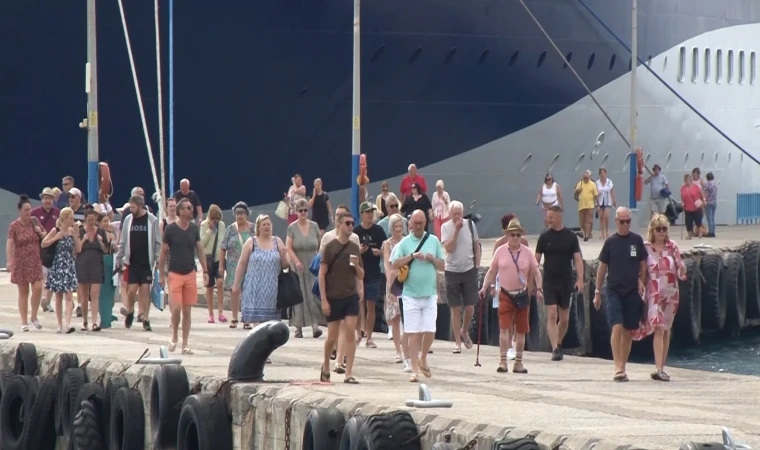 Alanya’ya sezonun ilk yolcu gemisi demir attı