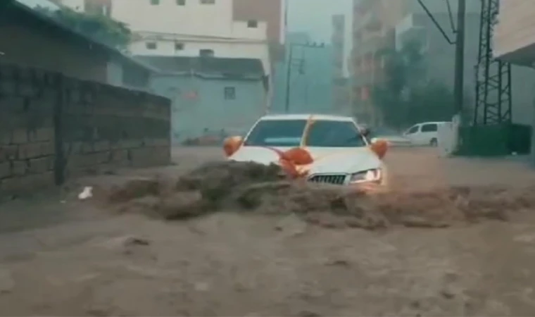Cizre'de gelin arabası sel sularının ortasında kaldı