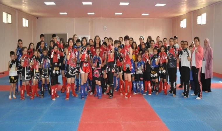 Dünya şampiyonu Muay Thai sporcuları, anneleriyle müsabakalara hazırlanıyor