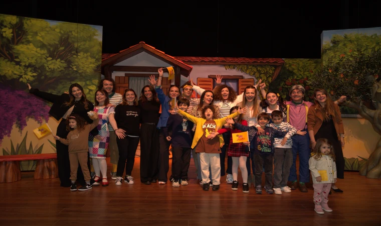 ETi Çocuk Tiyatrosu, “Bir Bilmecem Var Çocuklar” oyununu ünlü isimlerle sahneledi