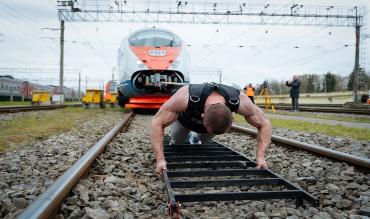 Rus atlet, 650 tonluk treni çekerek dünya rekoru kırdı
