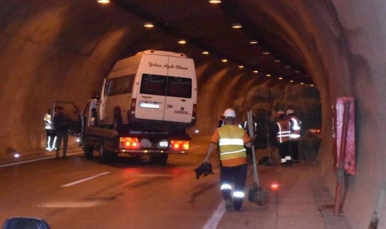 Sinop’ta traktör ile yolcu minibüsü çarpıştı: 11 yaralı