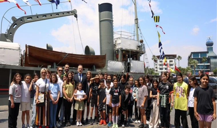 Vali Pehlivan, TCG Nusret Müze Gemisi'ni ziyaret etti