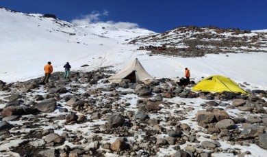 Haziranda da zirvesi beyazla kaplı olan Ağrı Dağı dağcıları ağırladı