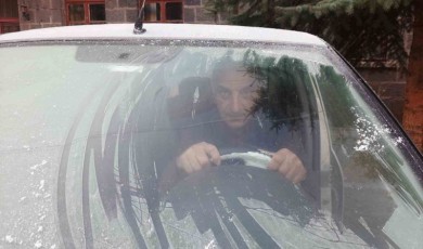 Kars eksi 5 dereceyi gördü, araçların camları buz tuttu