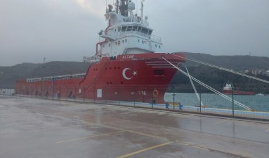 Karadeniz’de petrol araması yapan 2 gemi de Amasra Limanı’na sığındı