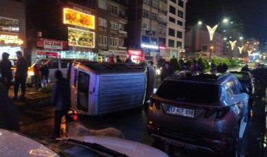 Rize’de refüje çarpan otomobil yan yattı: Sürücü kazayı yara almadan atlattı