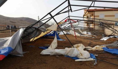 Karaman’da şiddetli rüzgar hayvan çadırlarını yıktı
