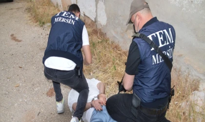 Mersin'de terör amaçlı araç kundaklayan şüpheli suçüstü yakalandı