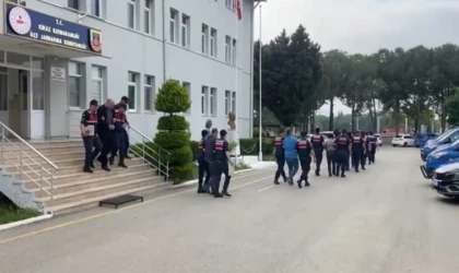 İzmir’de bin 46 düzensiz göçmen yurt dışına kaçmaya çalışırken yakalandı