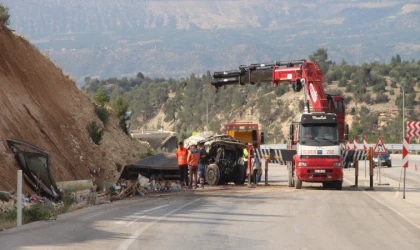 Mersin'de ölüm virajında kamyon hurdaya döndü, sürücü hayatını kaybetti