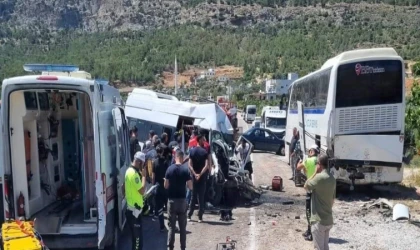 Mersin'de servis minibüsü park halindeki otobüse çarptı: 1 ölü, 2 yaralı