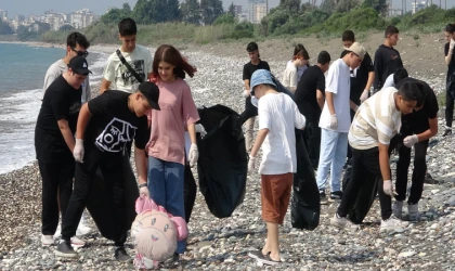 Mersin’de üreme öncesi carettaların yuva yaptığı sahili öğrenciler temizledi