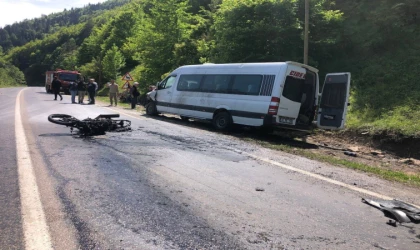 Motosiklet, minibüs ile çarpıştı: 1 ölü
