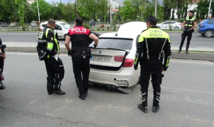 Polisin ’dur’ ihtarına uymayarak kaçan araç kaza yaptı