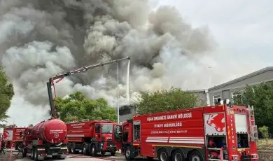 Uşak’ta tekstil fabrikasında çıkan yangına müdahale ediliyor